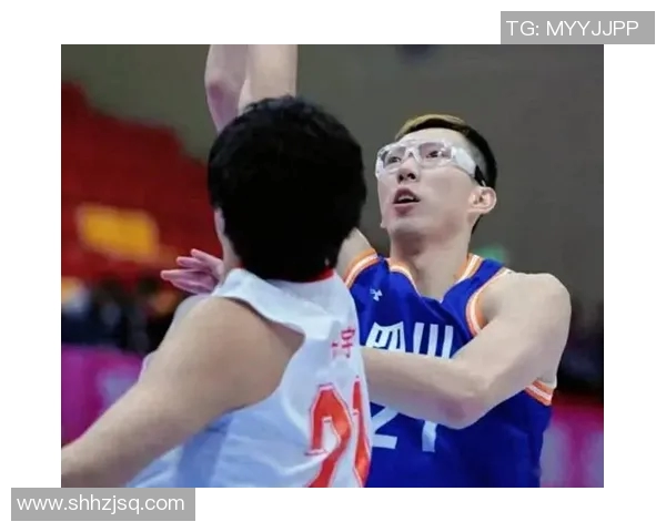 周琦在广西机场意外遇见北京队翟晓川调侃其再次归队的幽默瞬间